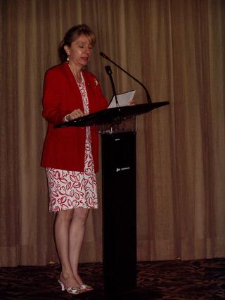 La Presidenta del Comité de Reuniones, Fredeswinda Rivera, presenta su Informe a la Asamblea.