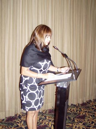 La Prof. Gladys Ramos presentó el Informe de la Secretaria, la Prof. Lourdes Torres.