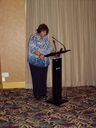 La. Prof. Grisobelle Virella de UPR-Ponce, Moderadora de la Asamblea y como Presidenta del Comité de Comunicaciones presentó su informe.