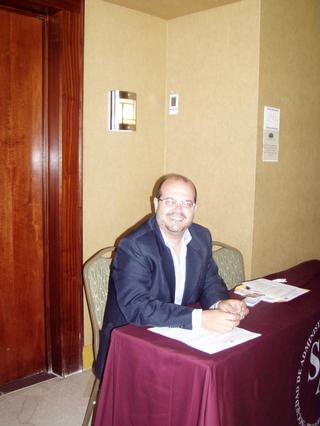 El Sr. Carlos Rodríguez, Director División Educación Continua de UIPR- Recinto de Bayamón, a cargo de otorgar los certificados de educación continua a los participantes interesados.