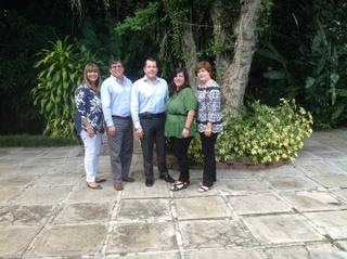 De izquierda a derecha, Gladys Ramos (Secretaria), Roberto L. Rigau (Presidente), Richard L. Correa (Tesorero), Vionex M. Marti (Pasada Presidenta) y Marisol Vera (Presidenta Electa). 