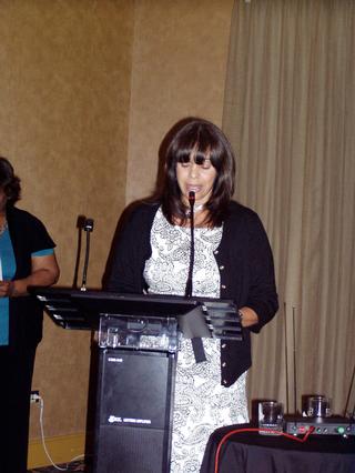 La Prof. Gladys Ramos de UPR-Cayey, presenta el Informe del Comite de Planificacion Estrategica a la Asamblea.