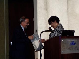 Prof Lourdes Torres entrega obsequio a Dr Manuel Gómez