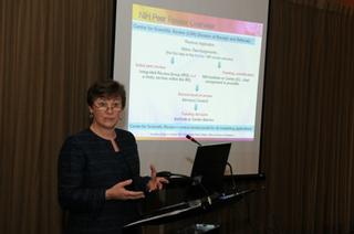 Ms. Kathy Grzech, UKY presentando
Peer Review and Re-structured 
NIH Application
 / Foto por: José Marrero - UIPR