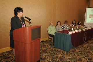 Prof. Lourdes Torres, Moderadora Conferencia Anual / Foto por: Albert Santini