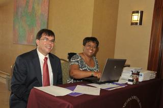 Irma Plaza y Roberto L. Rigau en Mesa de Registro / Foto por: Albert Santini