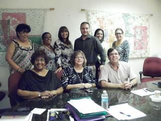 Sentados, de izquierda a derecha, Grisobelle Virella, Jacqueline Mullen y Roberto Rigau.  De pie, de izq. a der., Lourdes Torres, Irma Plaza, José A. Vega, Ana V. Pérez e Ivette Martínez. / Foto por: Vivian Cartagena