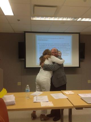 Gladys recibe un caluroso abrazo del Dr. Walter Silva, quien fue miembro de su Comité de Disertación. / Foto por: Grisobelle Virella